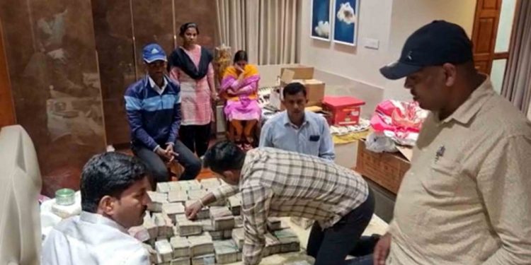 घूस लिँदालिँदै सांसदका छोरा प क्राउ, नोट गन्दा कर्मचारी थाके