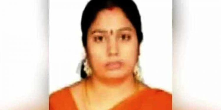 यी हुन् परीक्षामा पास गराइदिने लालच दिएर यौ नसम्बन्ध राख्न लगाउने शिक्षिका