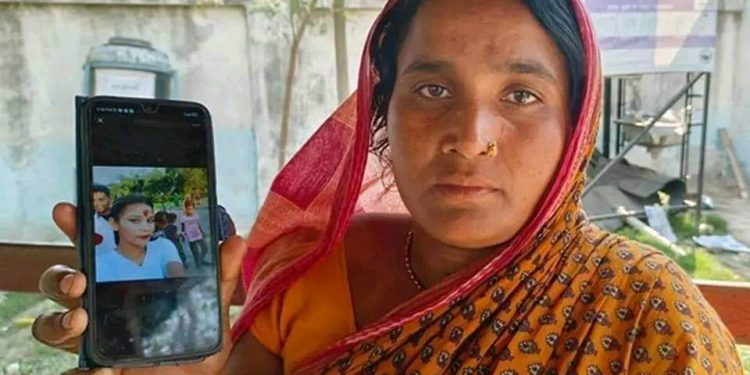 सिरहा : बुबा विदेश गएको ५ दिन नबित्दै छोरी बेप त्ता, अप हरण भएकाे भन्दै न्याय माग्दा प्रहरीको बेवास्ता