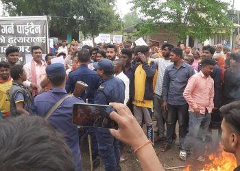 महोत्तरीमा विष सेवन गराएर ह त्या गरेको भन्दै प्रदर्शन, प्रहरीद्वारा हवाई फा यर