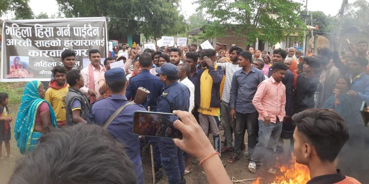 महोत्तरीमा विष सेवन गराएर ह त्या गरेको भन्दै प्रदर्शन, प्रहरीद्वारा हवाई फा यर