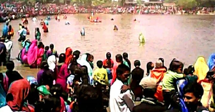 सिराहाको पतारी पोखरीमा डुबुल्की लगाई नि:सन्तानलाई सन्तान प्राप्तिको लागि मेला