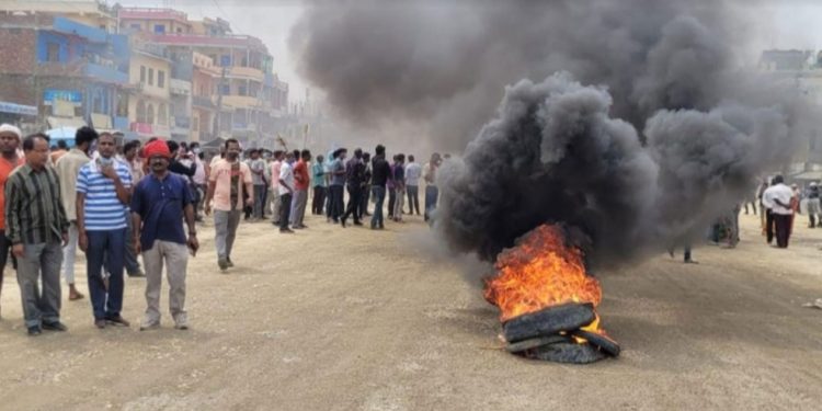 सिरहाको मिर्चैयामा प्रदर्शनले राजमार्ग अवरुद्ध