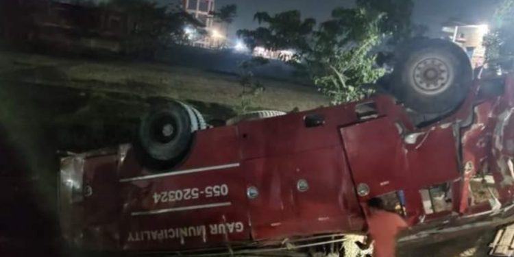 मधेस प्रदेश : गौर नगरपालिकाको वारुणयन्त्र दुर्घटना, चालकसहित ५ घाइते
