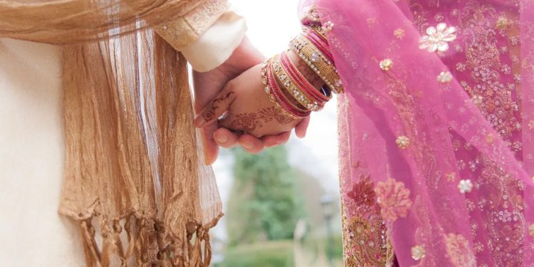 छोरीको डोली उठाउनुअघि दाइजोका गरगहनासहित प्रेमीसँग भागिन् आमा