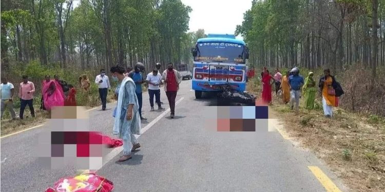 महोत्तरीमा बसले मोटरसाइकललाई ठक्कर दिदा सिरहाको तीन जनाको मृ त्यु