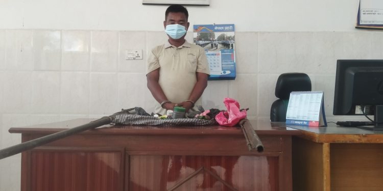 महोत्तरीको जंगलमा सिकार गर्न गएका एक जना भरुवा बन्दुकसहित प क्राउ