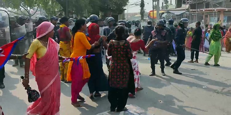 सुनसरीको इनरुवामा लघुवित्त पीडित र प्रहरीबीच झ डप