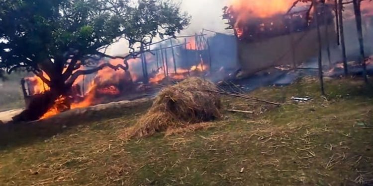 महोत्तरीमा आगलागी हुँदा ८ घर जलेर न ष्ट