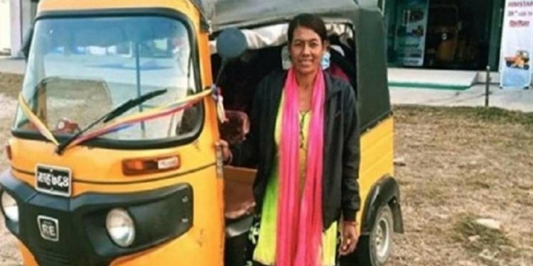 अटो चलाएरै सन्तानलाई डाक्टर बनाउन सफल यी महान आमा