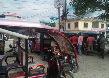 सप्तरीमा सिटी रिक्सा आफै अनियन्त्रित भएर दुर्र्घटना हुँदा तीनजना घाइते