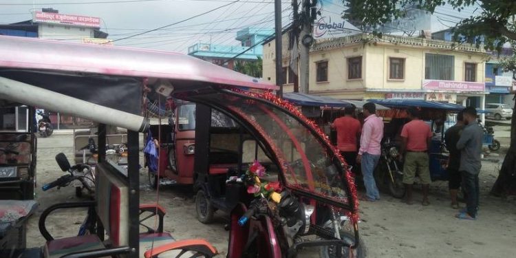 सप्तरीमा सिटी रिक्सा आफै अनियन्त्रित भएर दुर्र्घटना हुँदा तीनजना घाइते