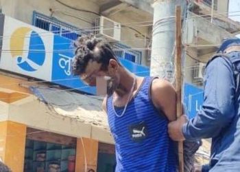 महोत्तरीमा रमजान पर्व मनाउन काम गरेको ज्याला माग्दा पोलमा बाँधेर कालोमासो दल्ने र कु टपिट गर्ने ठेकेदार प क्राउ,यसरी घटेको थियो घटना