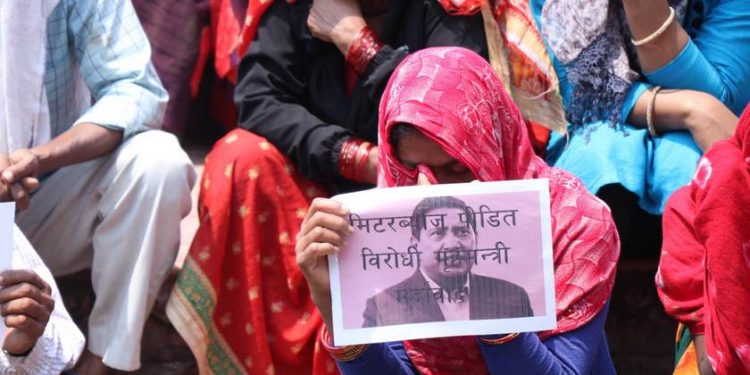 मिटरब्याज पीडितले मागे गृहमन्त्री श्रेष्ठको राजीनामा, प्रहरी लगाएर दमन गरेको आरोप