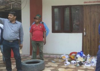 निर्माण व्यवसायीले मधेस प्रदेशका भौतिक पूर्वाधार सचिवलाई कार्यकक्षमै थुने