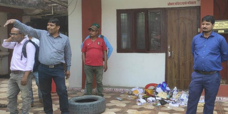 निर्माण व्यवसायीले मधेस प्रदेशका भौतिक पूर्वाधार सचिवलाई कार्यकक्षमै थुने