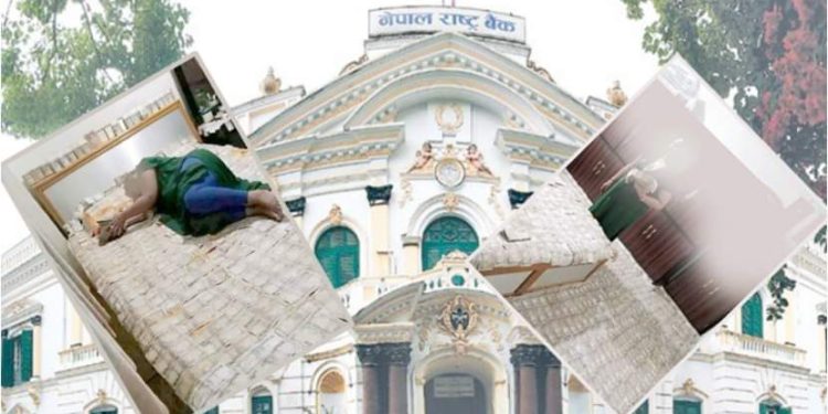 ओछ्यानमा पैसाको नोटमाथि सुत्ने व्यक्तिको खोजी गर्दै राष्ट्र बैंक