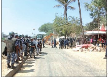 महोत्तरीको पिपरामा सडक विस्तारको क्रममा हनुमान मन्दिरको पर्खाल भत्काउदा विवाद