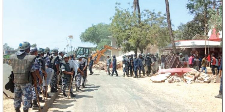 महोत्तरीको पिपरामा सडक विस्तारको क्रममा हनुमान मन्दिरको पर्खाल भत्काउदा विवाद