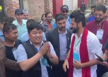 कांग्रेसका उम्मेदवार जितनारायणले रविलाई दिए बधाई