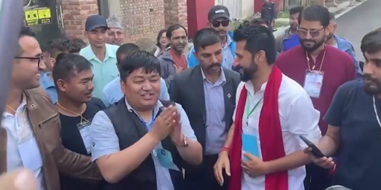 कांग्रेसका उम्मेदवार जितनारायणले रविलाई दिए बधाई