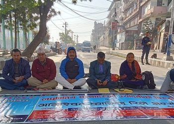 लघुवित्त संस्था खारेजीको माग राख्दै माइतीघरमा रिले अनशन सुरु