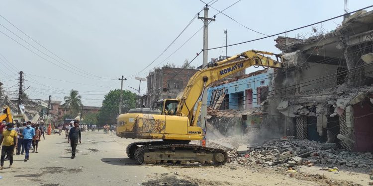 सिराहामा चल्यो डोजर, अढाई किलोमिटर सडक क्षेत्र खाली गराइयो