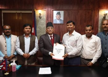 सिरहा : घर भत्काएपछि मिर्चैया बजारका पीडित न्यायका लागि गुहारे प्रधानमन्त्री