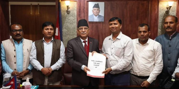 सिरहा : घर भत्काएपछि मिर्चैया बजारका पीडित न्यायका लागि गुहारे प्रधानमन्त्री