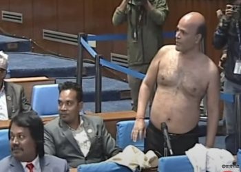 स्वतन्त्र सांसद अमरेशकुमार सिंहले संसदभित्रै खो ले कपडा (भिडियोसहित)