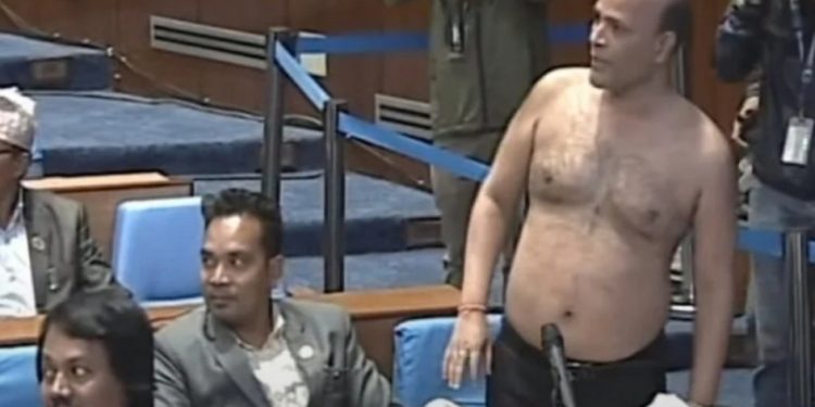 स्वतन्त्र सांसद अमरेशकुमार सिंहले संसदभित्रै खो ले कपडा (भिडियोसहित)