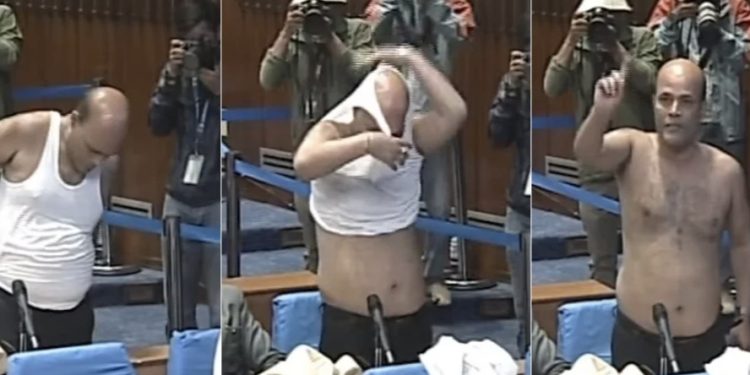 …त्यसपछि फुकाले अमरेशले संसदमै लुगा, अनि भयो हंगामा (भिडियोसहित)