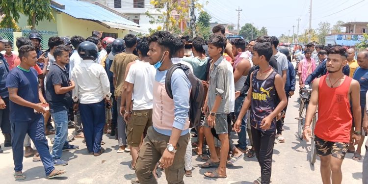 सप्तरीको राजविराज स्थित शिव स्कुलको विद्यार्थीलाई करेन्ट लागेर मृ त्यु भएको घटनाको छानवीनकाे माग गर्दै मृतक परिवारद्वारा प्रदर्शन