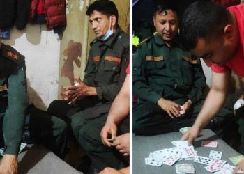 कार्यालयमै बर्दी लगाएरै तास खेल्दै प्रहरी
