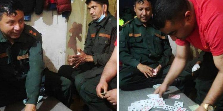 कार्यालयमै बर्दी लगाएरै तास खेल्दै प्रहरी