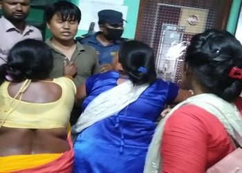 सिरहाको चोहर्वा र गोलबजारमा आधा दर्जन लघुवित्त कार्यालयमा तलाबन्दी र तो डफोड,पीडित महिलाहरुद्वारा लघुबित कर्मचारी माथी कु टपिट
