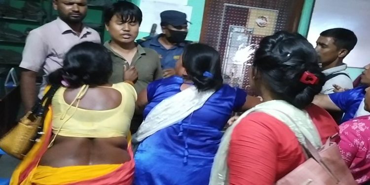 सिरहाको चोहर्वा र गोलबजारमा आधा दर्जन लघुवित्त कार्यालयमा तलाबन्दी र तो डफोड,पीडित महिलाहरुद्वारा लघुबित कर्मचारी माथी कु टपिट