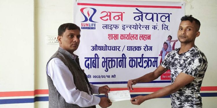 सिरहा : सन नेपालद्वारा औषधी उपचार खर्च वाप्त ६ लाख सहयोग