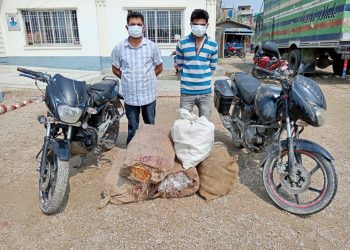 महोत्तरीबाट भारततर्फ लैजाँदै गरेको मदिरासहित दुई जना प क्राउ