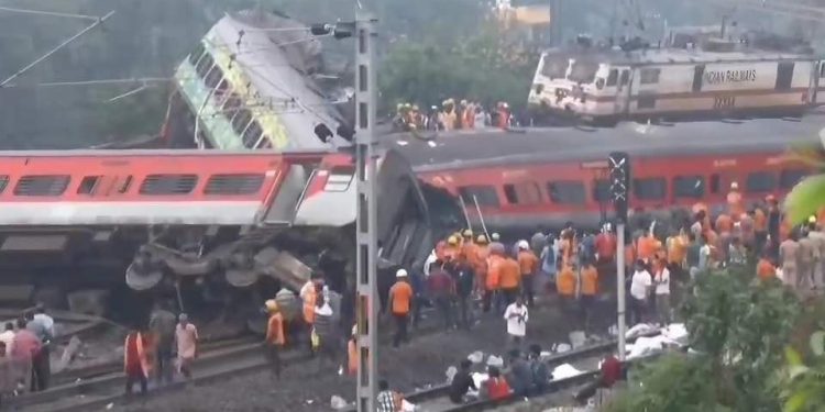 भारतको ओडिसामा रेल दुर्घटना हुँदा मृ त्यु हुनेको संख्या २८० जना