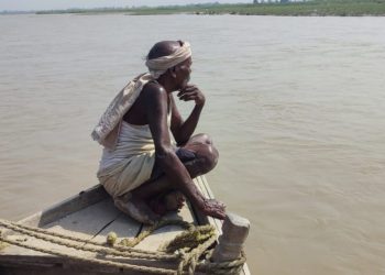कमला किनारमा बाढी पर्खिरहेका माझी