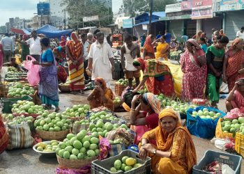 सिरहाको लहान बजारमा आँप बेच्दै किसान