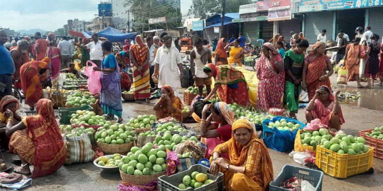 सिरहाको लहान बजारमा आँप बेच्दै किसान