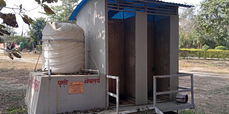 मधेश प्रदेश : कवाडी झैं थन्किए चन्द्रपुर नगरको घुम्ती शौचालय