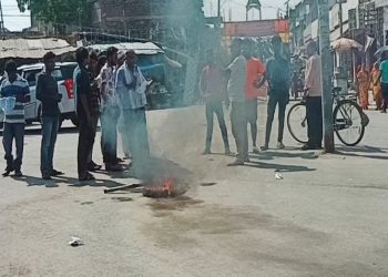 महोत्तरीमा संसारीमाई पूजाको सांस्कृतिक कार्यक्रममा अश्लीलता प्रदर्शन गरेको भन्दै स्थानीय युवाहरूले गरे विरोध