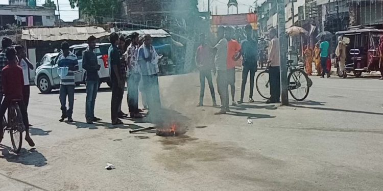 महोत्तरीमा संसारीमाई पूजाको सांस्कृतिक कार्यक्रममा अश्लीलता प्रदर्शन गरेको भन्दै स्थानीय युवाहरूले गरे विरोध