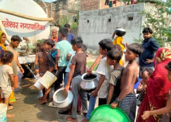 महोत्तरीको जलेश्वर नगरपालिकाले नगर क्षेत्रभित्रका पानीका स्रोत कम भएपछि ट्याङ्करबाट पानी वितरण