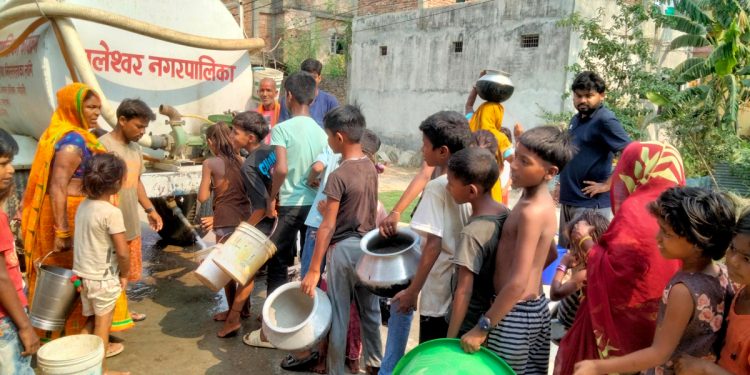 महोत्तरीको जलेश्वर नगरपालिकाले नगर क्षेत्रभित्रका पानीका स्रोत कम भएपछि ट्याङ्करबाट पानी वितरण