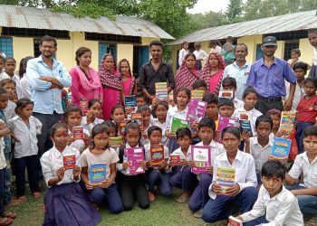 सप्तरीको रुपनीमा २५ जना बिद्यार्थीलाई पत्रकार आदित्य द्वारा पढ्ने साम्रगी हस्तान्तरण