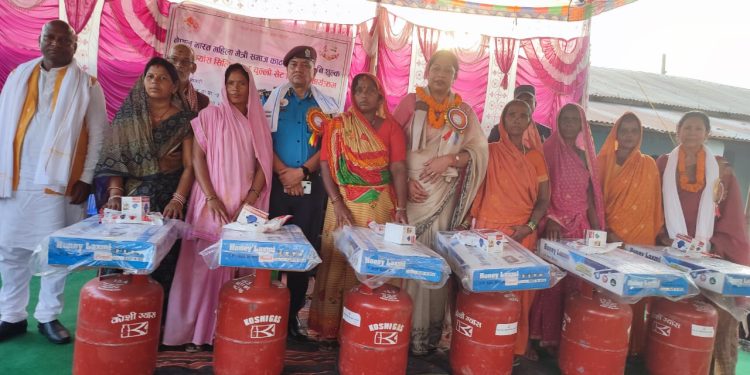 सप्तरी : भारत सरकारको सहयोगमा नेपाल भारत महिला मैत्री समाजदद्वारा तिरहुतका गा.पा. का करिव ३ परिवारलाई ग्यास सेट बितरण